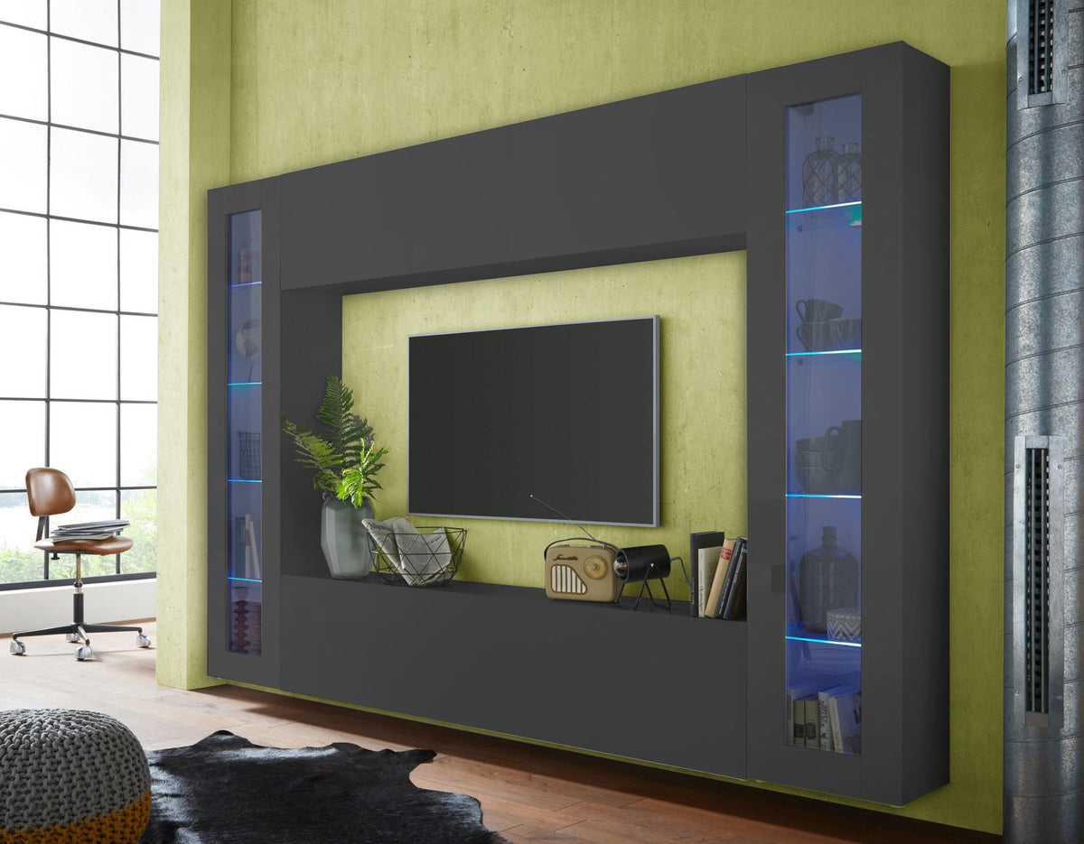 Parete attrezzata ECHO antracite opaco in soggiorno con vano TV aperto e vetrine illuminate di blu #colore_Antracite Opaco