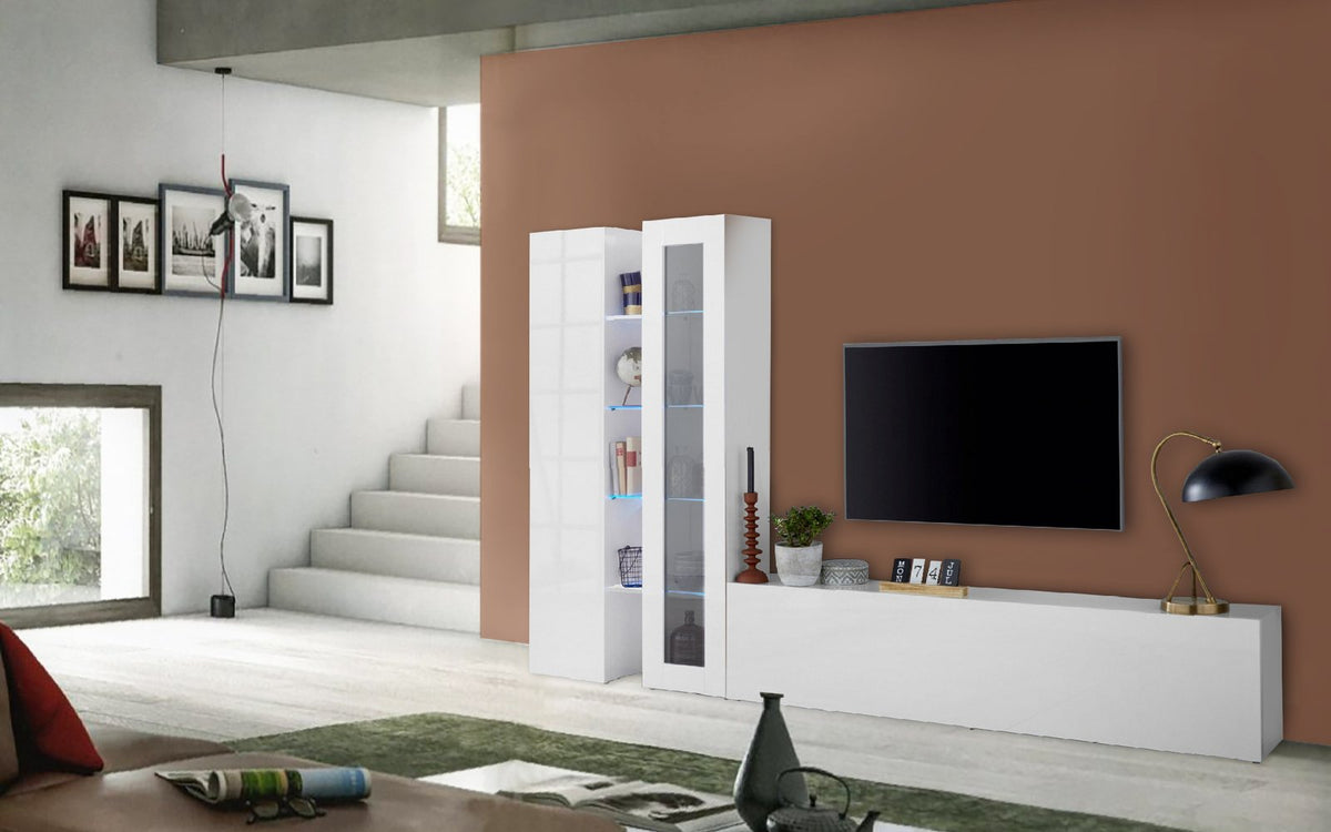 Parete attrezzata ECHO bianco lucido in soggiorno con vetrina illuminata e porta TV #colore_Bianco Lucido