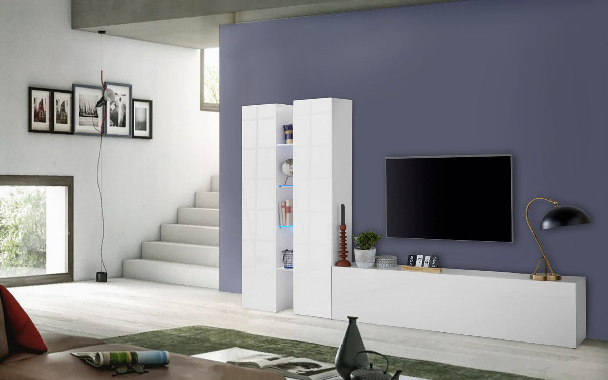 Parete attrezzata ECHO bianco lucido in soggiorno con TV e oggetti di scena, vista tre quarti #colore_Bianco Lucido