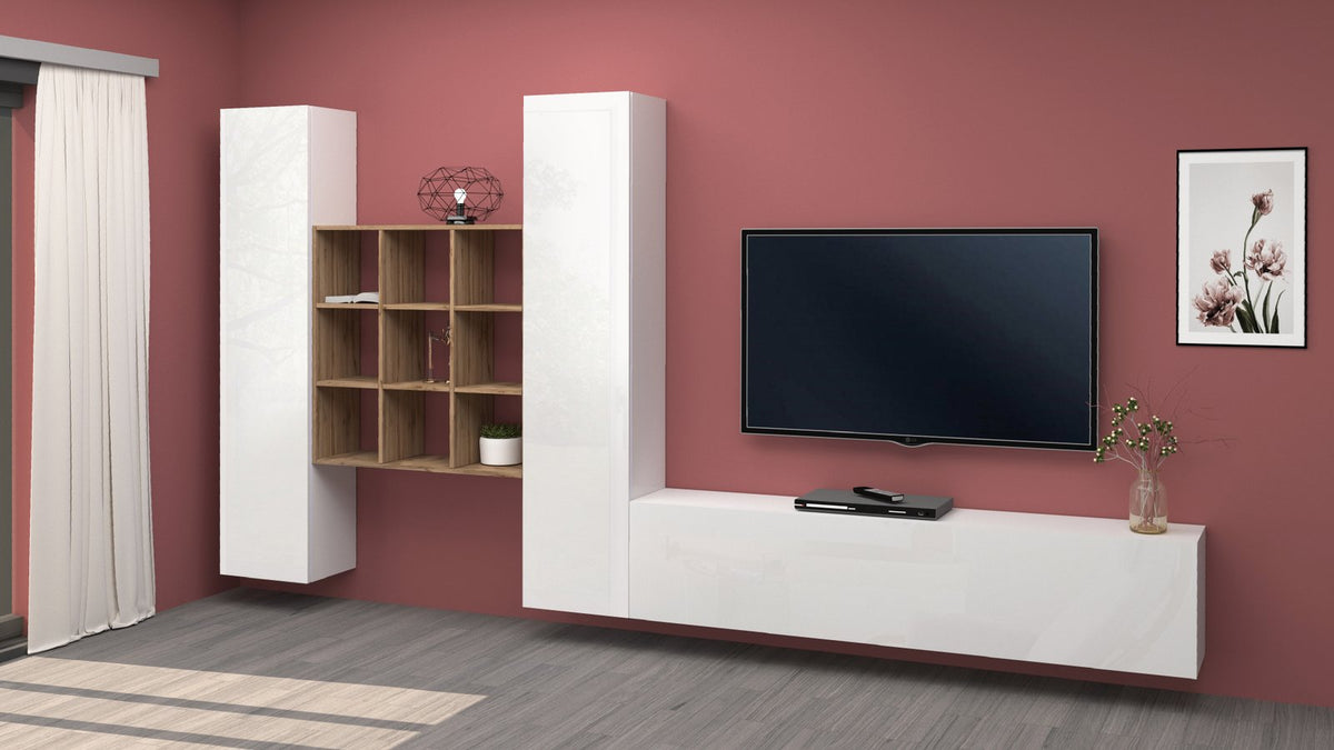 Parete attrezzata ECHO 30 bianco lucido in soggiorno con libreria in legno chiaro e TV appesa #colore_Bianco Lucido