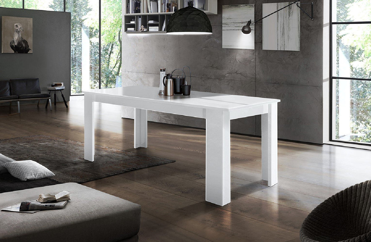 Tavolo LYRA bianco lucido in soggiorno con divano scuro e finestre sullo sfondo #colore_Bianco Lucido