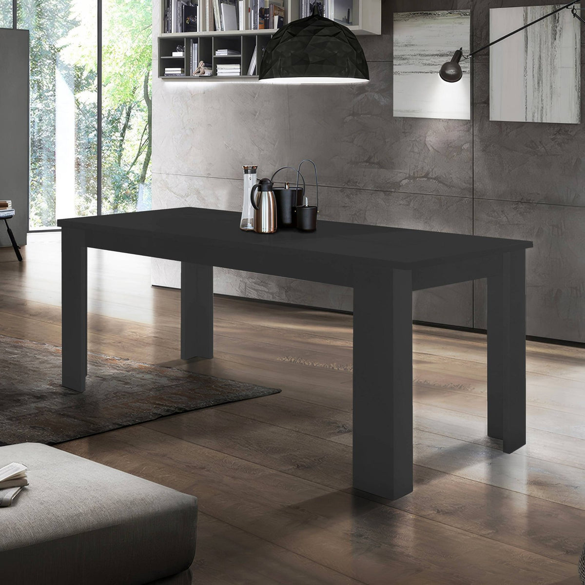 Tavolo LYRA antracite opaco in interno con pareti in pietra e lampada a sospensione #colore_Antracite Opaco