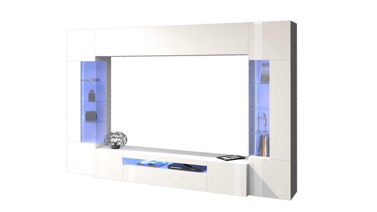 Parete attrezzata QUANTUM bianco lucido su fondo neutro, vano TV vuoto e vetrine azzurre #colore_Bianco Lucido