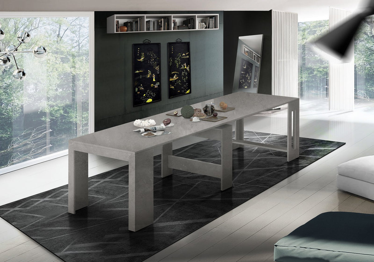Consolle ORION cemento bronx allungata in soggiorno con tappeto scuro e oggetti di scena #colore_Cemento Bronx