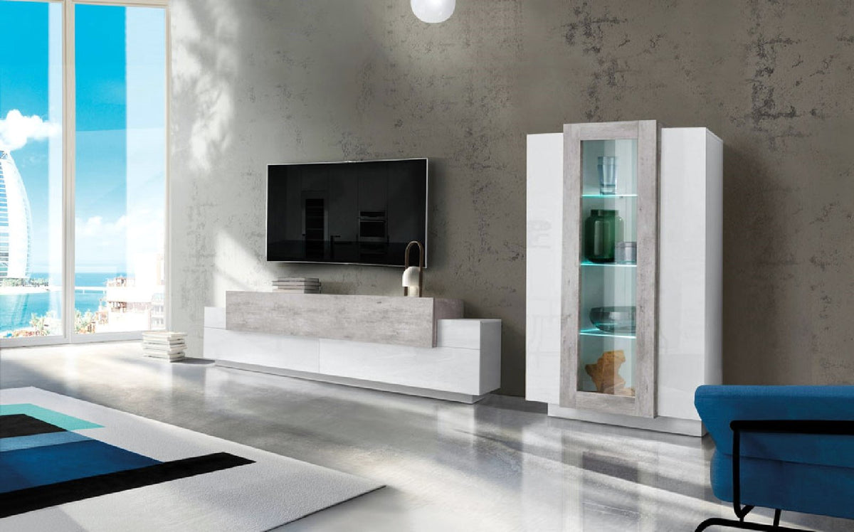 Soggiorno con parete CELESTIA bianco lucido e cemento, vetrina a due ante e tappeto blu #colore_Bianco Lucido/Cemento