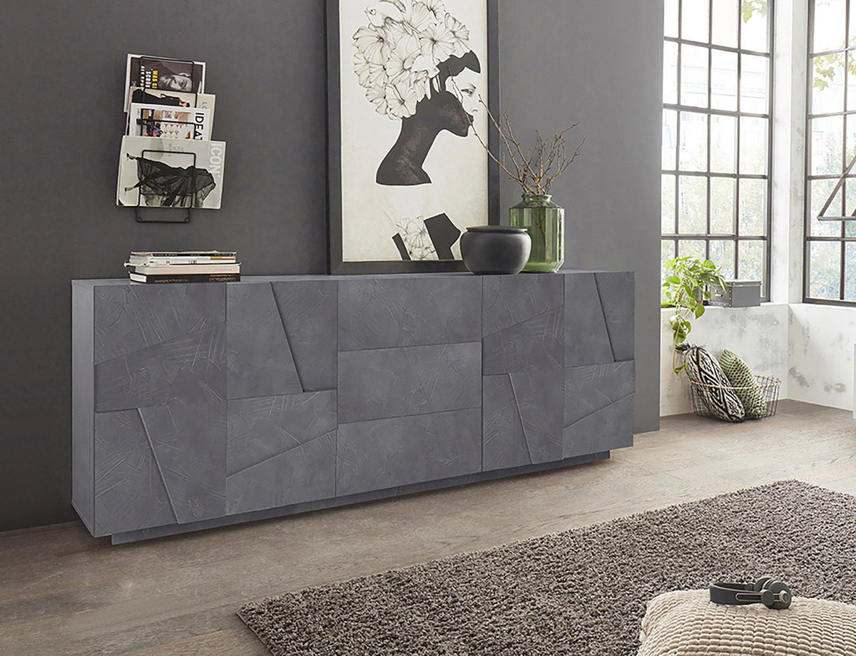 Credenza PULSE ardesia in ambiente luminoso, vista tre quarti con superficie materica e oggetti di scena #colore_Ardesia