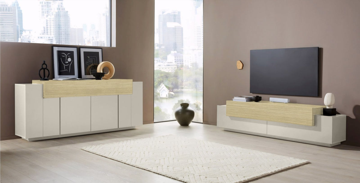 Porta TV CELESTIA cashmere con ribalta in legno chiaro aperta, accanto a credenza in soggiorno tortora #colore_Cashmere