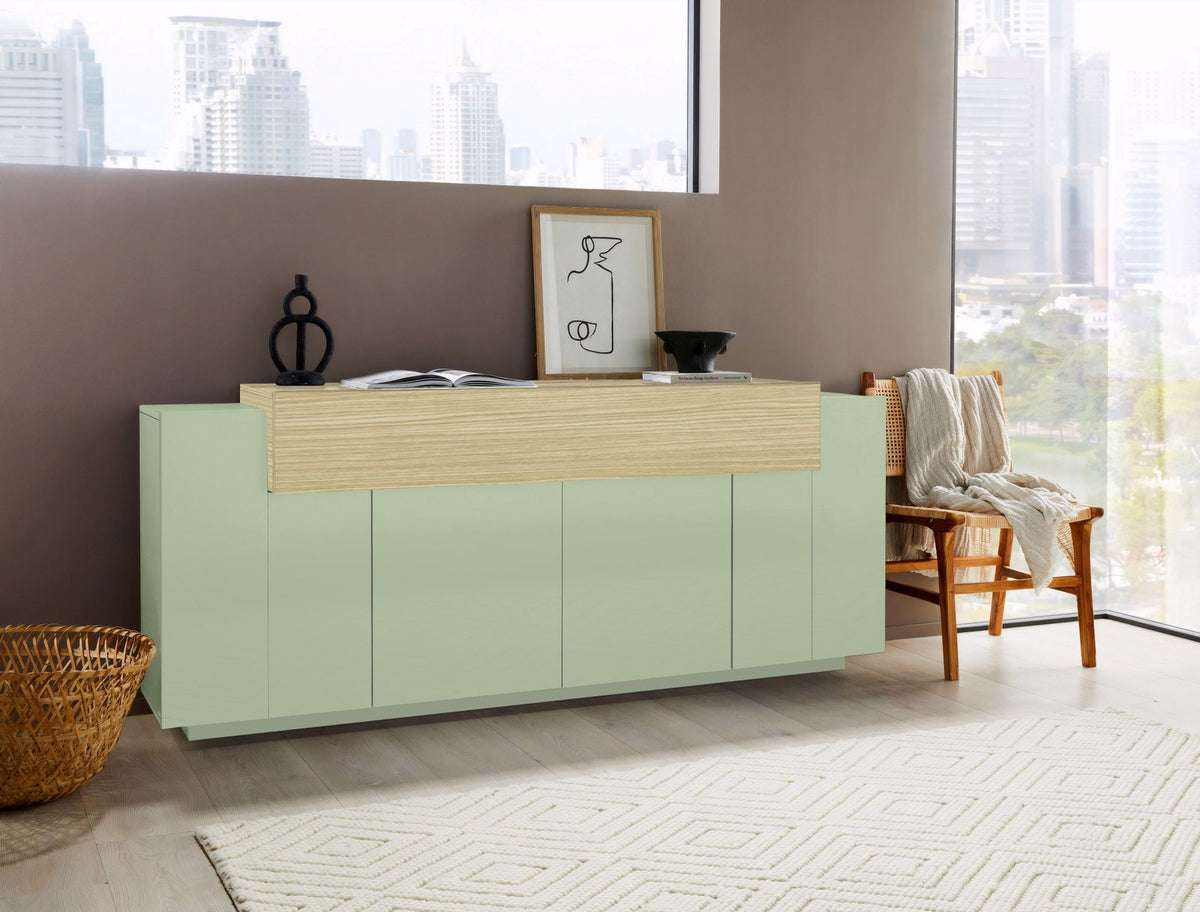 Credenza CELESTIA verde salvia in soggiorno con oggetti decorativi sopra #colore_Verde