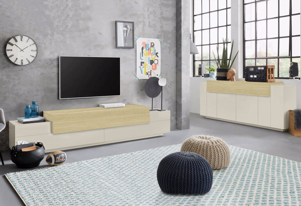 Soggiorno moderno con credenza CELESTIA cashmere sotto la TV, vista d'insieme con pouf e tappeto #colore_Cashmere