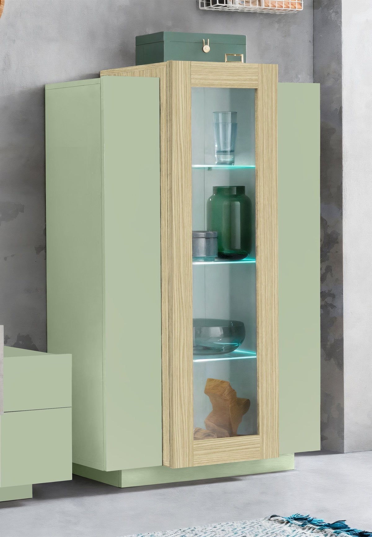 Vetrina CELESTIA verde salvia in ambiente interno con anta centrale a vetro in rovere #colore_Verde