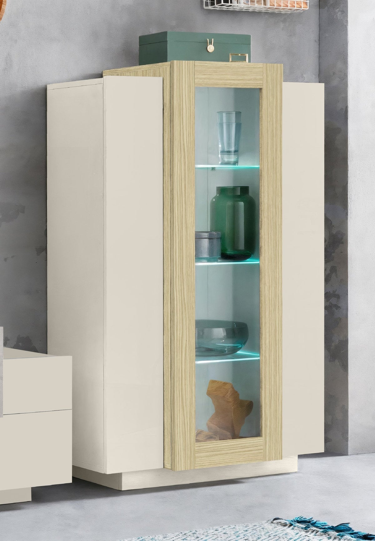 Vetrina CELESTIA cashmere in ambiente interno con anta in vetro e LED azzurri sui ripiani #colore_Cashmere