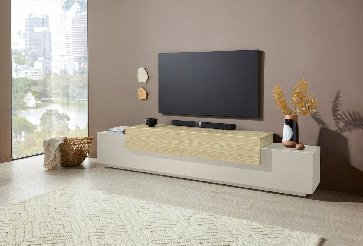 Porta TV CELESTIA cashmere con ribalta in legno chiaro in soggiorno con tappeto geometrico #colore_Cashmere
