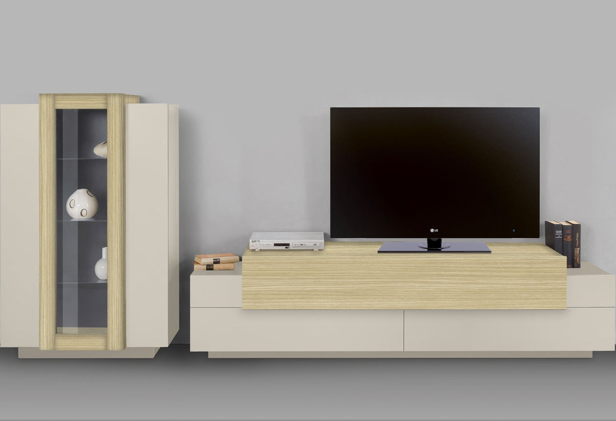 Parete CELESTIA cashmere con vetrina a sinistra e mobile basso sospeso con anta in legno chiaro #colore_Cashmere