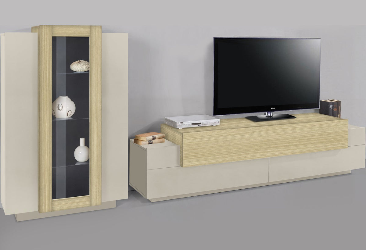 Parete CELESTIA cashmere con vetrina stretta a sinistra e mobile basso in legno chiaro venato #colore_Cashmere