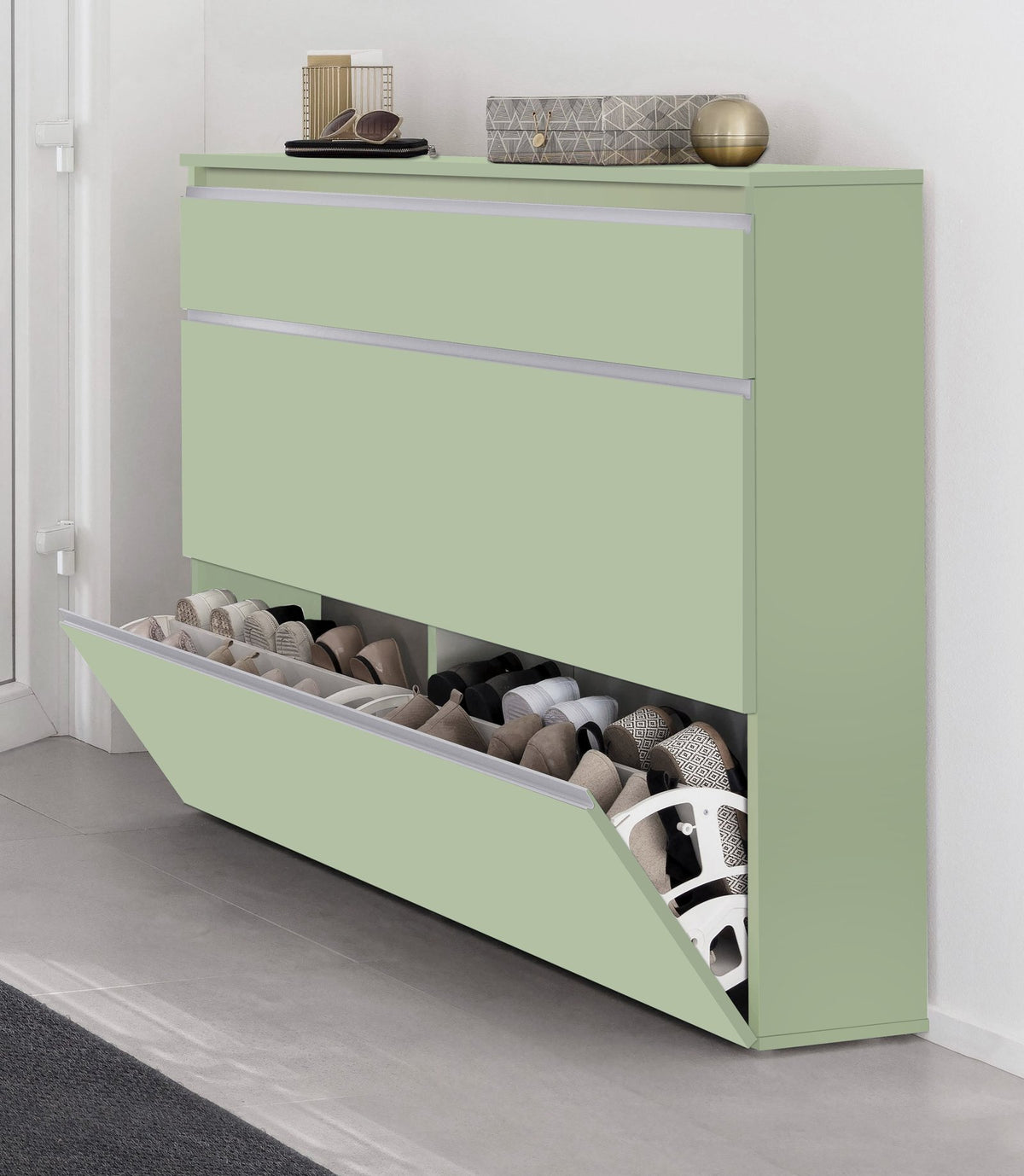 Scarpiera SATURNO verde salvia in interno con anta a ribalta aperta e scarpe dentro #colore_Verde
