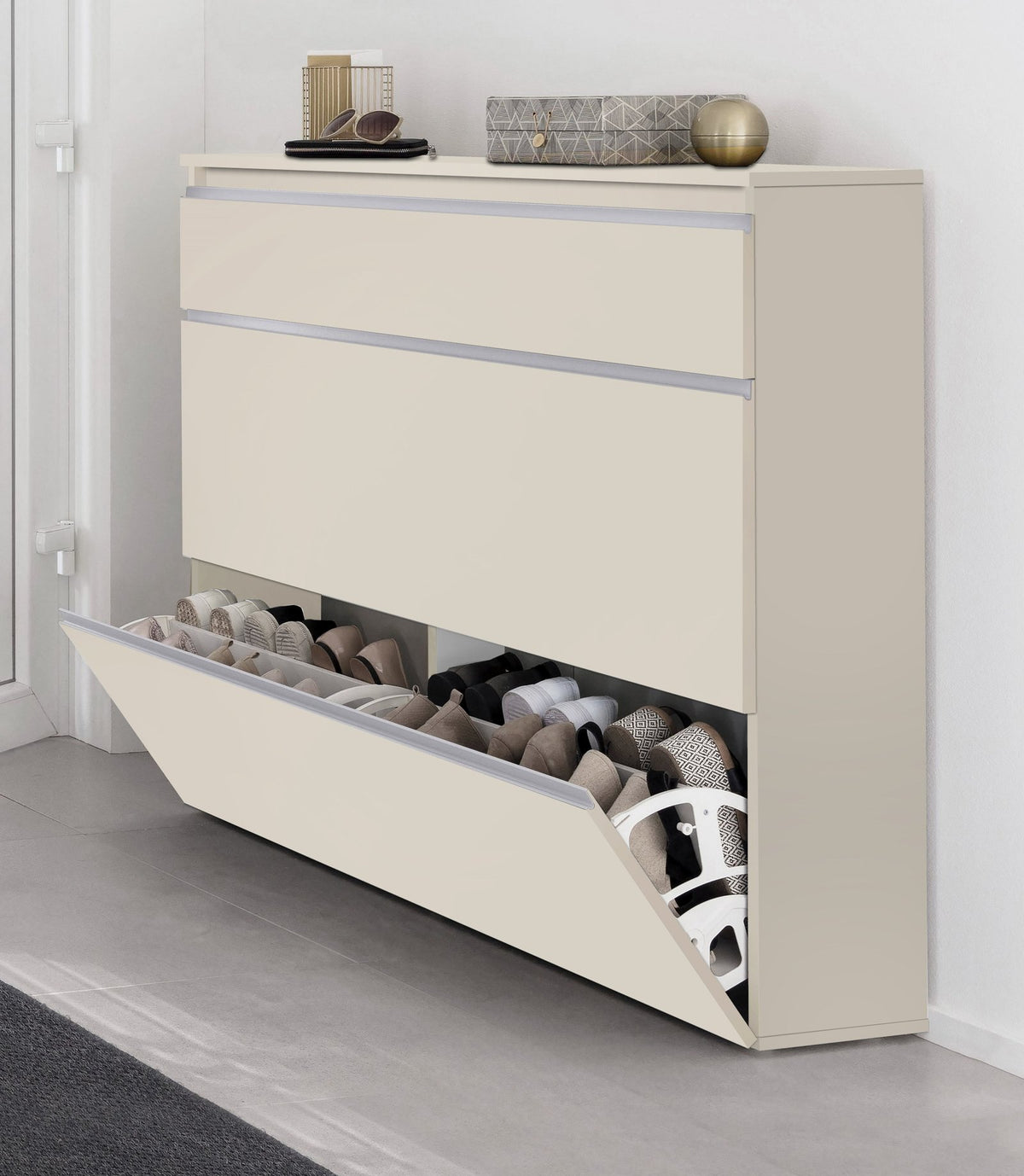 Scarpiera SATURNO cashmere ambientata con anta a ribalta aperta e scarpe disposte #colore_Cashmere