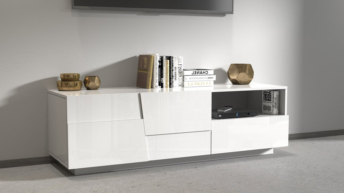 Porta TV INFINITY bianco lucido in ambiente con TV a parete, libri e decoder sul ripiano #colore_Bianco Lucido