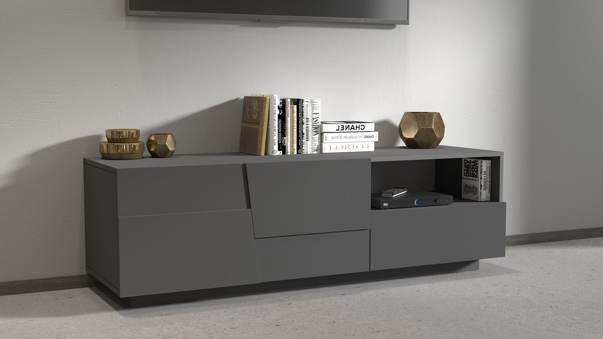 Porta TV INFINITY antracite opaco in salotto con maniglie a gola e oggetti dorati sul piano #colore_Antracite Opaco