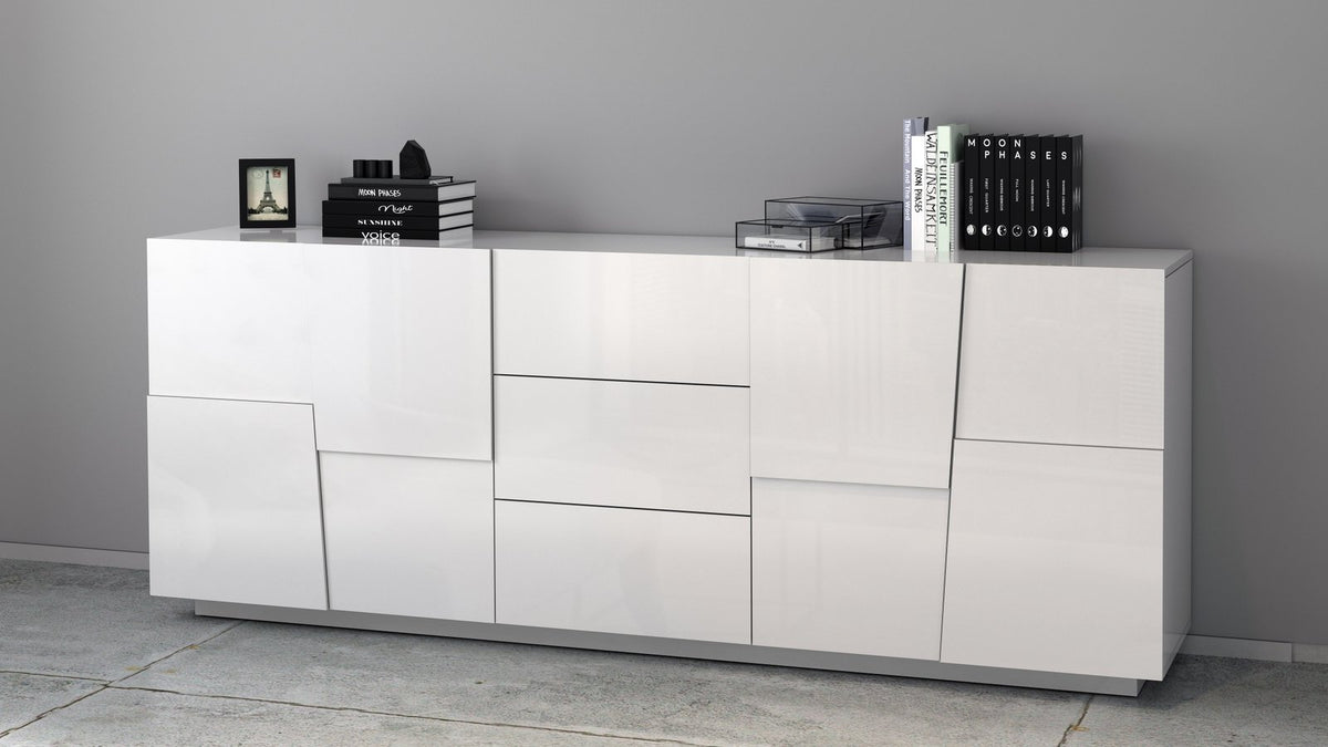 Credenza INFINITY bianco lucido lunga contro parete grigia, con libri e cornice sul piano #colore_Bianco Lucido