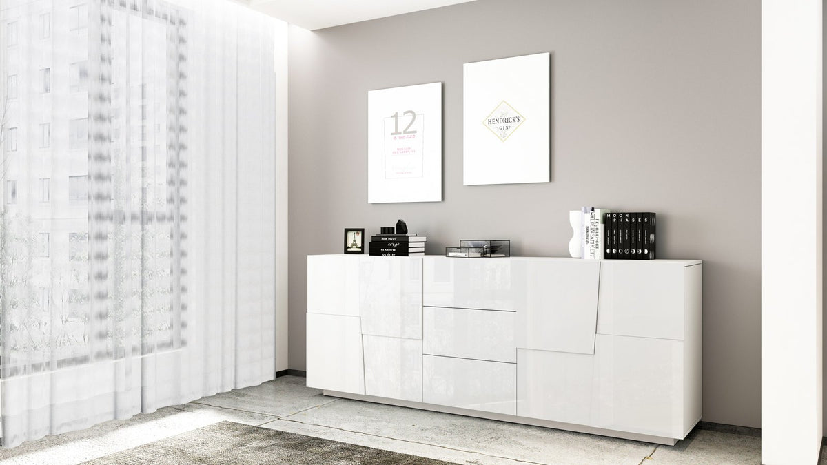 Credenza INFINITY bianco lucido in soggiorno, con stampe alle pareti e vaso sul piano #colore_Bianco Lucido