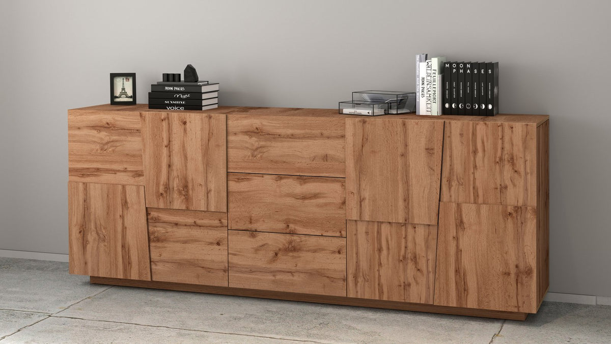 Credenza INFINITY rovere frontale contro parete grigia, con ante e cassetti senza maniglie #colore_Rovere