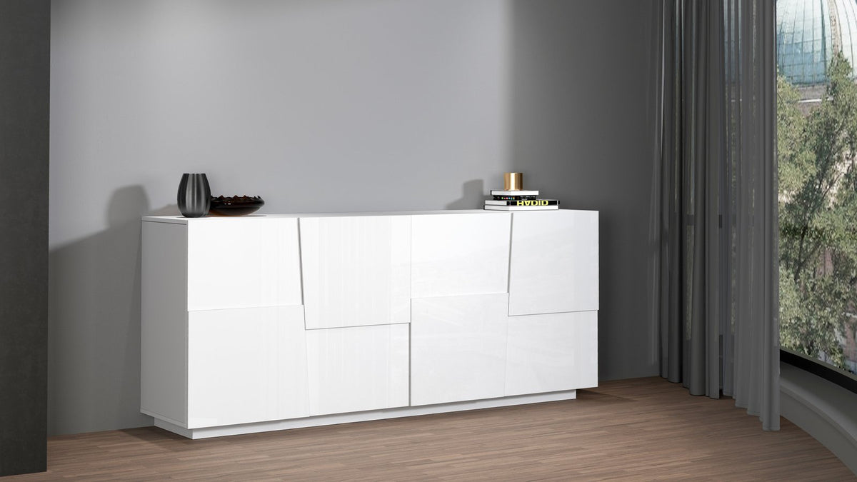 Credenza INFINITY bianco lucido in soggiorno con frontale a pannelli asimmetrici e finestra #colore_Bianco Lucido