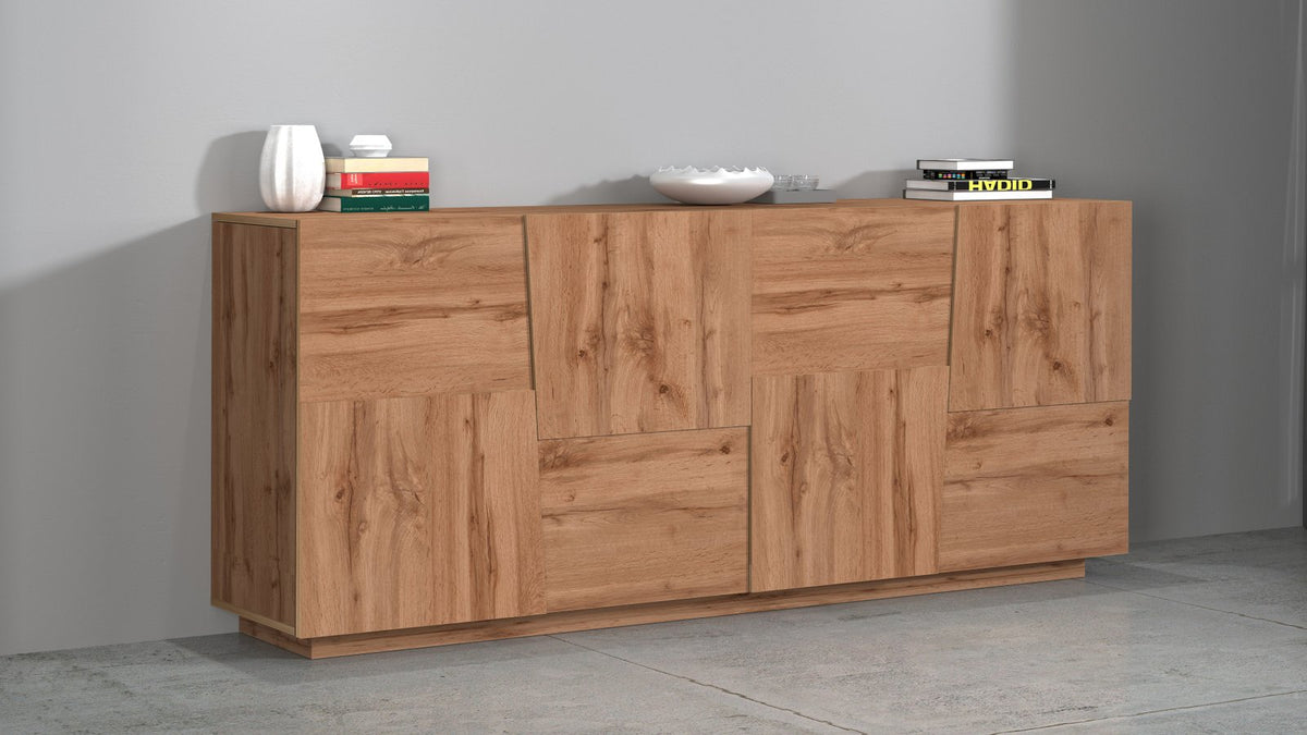 Credenza INFINITY rovere in soggiorno con pannelli a riquadri e oggetti decorativi sul piano #colore_Rovere