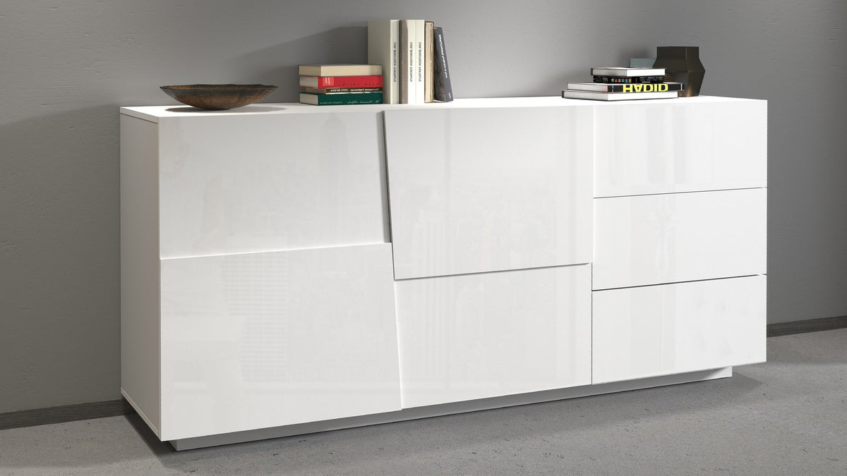 Credenza INFINITY bianco lucido in ambiente interno con oggetti di scena sul piano #colore_Bianco Lucido