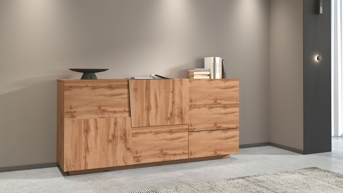 Credenza INFINITY rovere contro parete beige con oggetti di scena sul piano #colore_Rovere