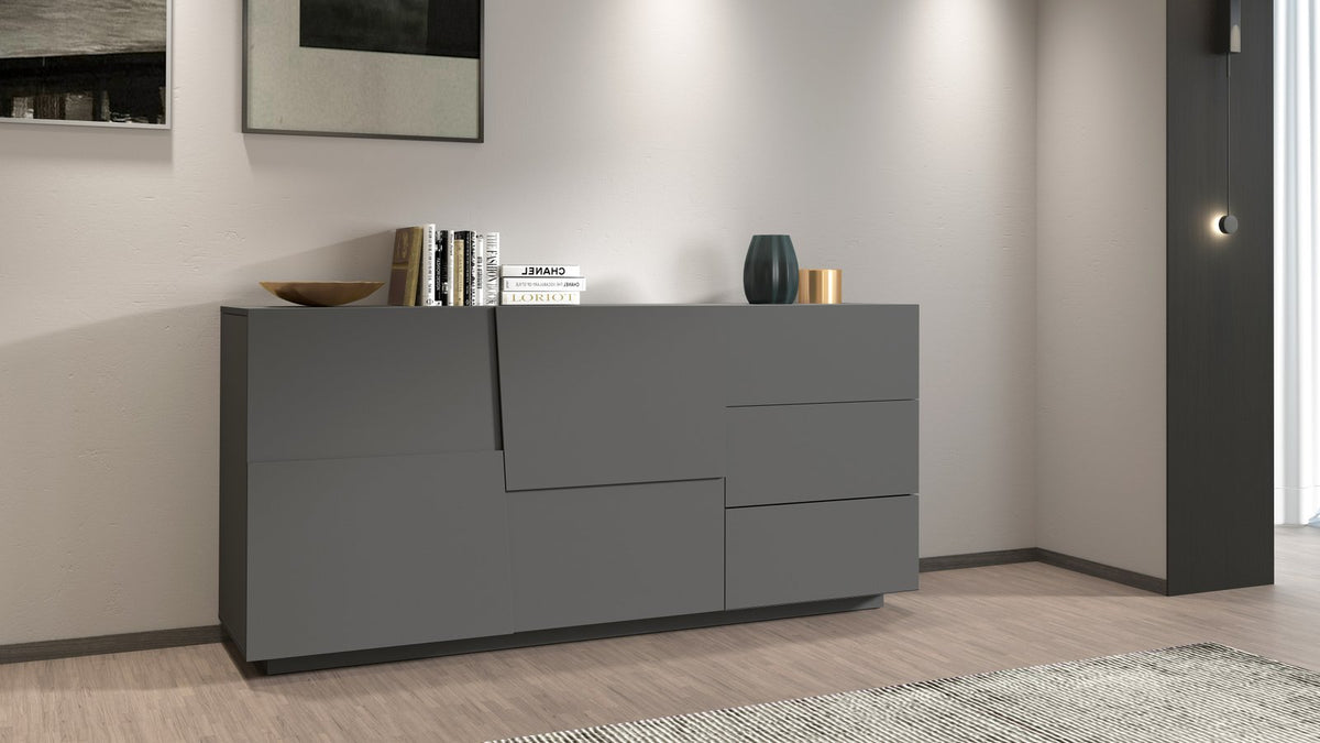 Credenza INFINITY antracite opaco in ambiente interno con frontale a gradini asimmetrici #colore_Antracite Opaco