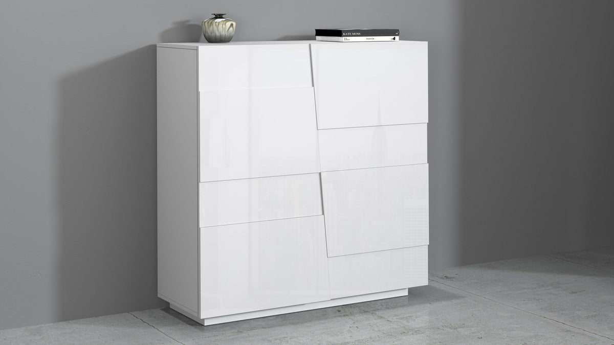 Credenza INFINITY bianco lucido con quattro ante sfalsate, vista di tre quarti in ambiente #colore_Bianco Lucido