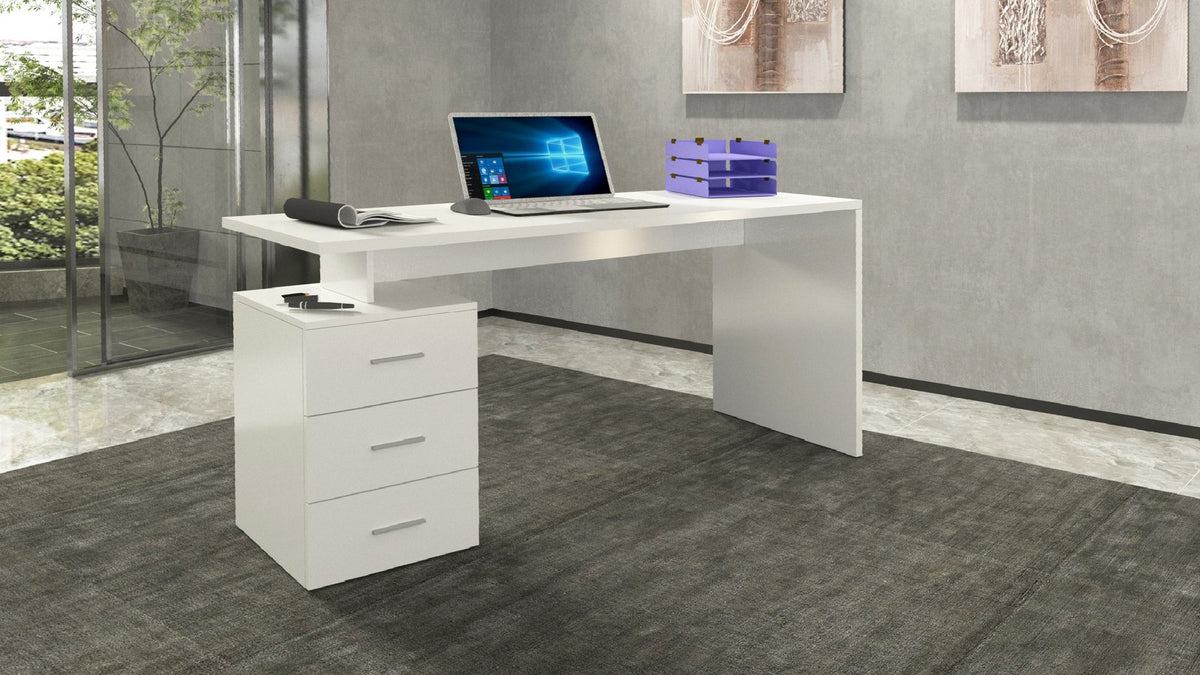 Scrivania NOVA bianco lucido con cassettiera a tre cassetti in ambiente interno, piano con portatile aperto #colore_Bianco Lucido