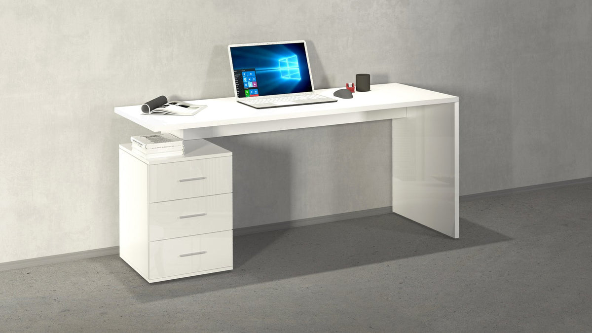 Scrivania NOVA bianco lucido in ufficio con libri e portatile sul piano e cassettiera laterale #colore_Bianco Lucido