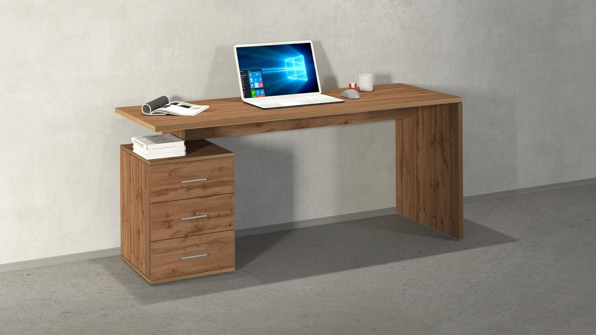 Scrivania NOVA rovere Wotan su sfondo neutro con laptop, mouse e cassettiera a tre cassetti #colore_Rovere Wotan