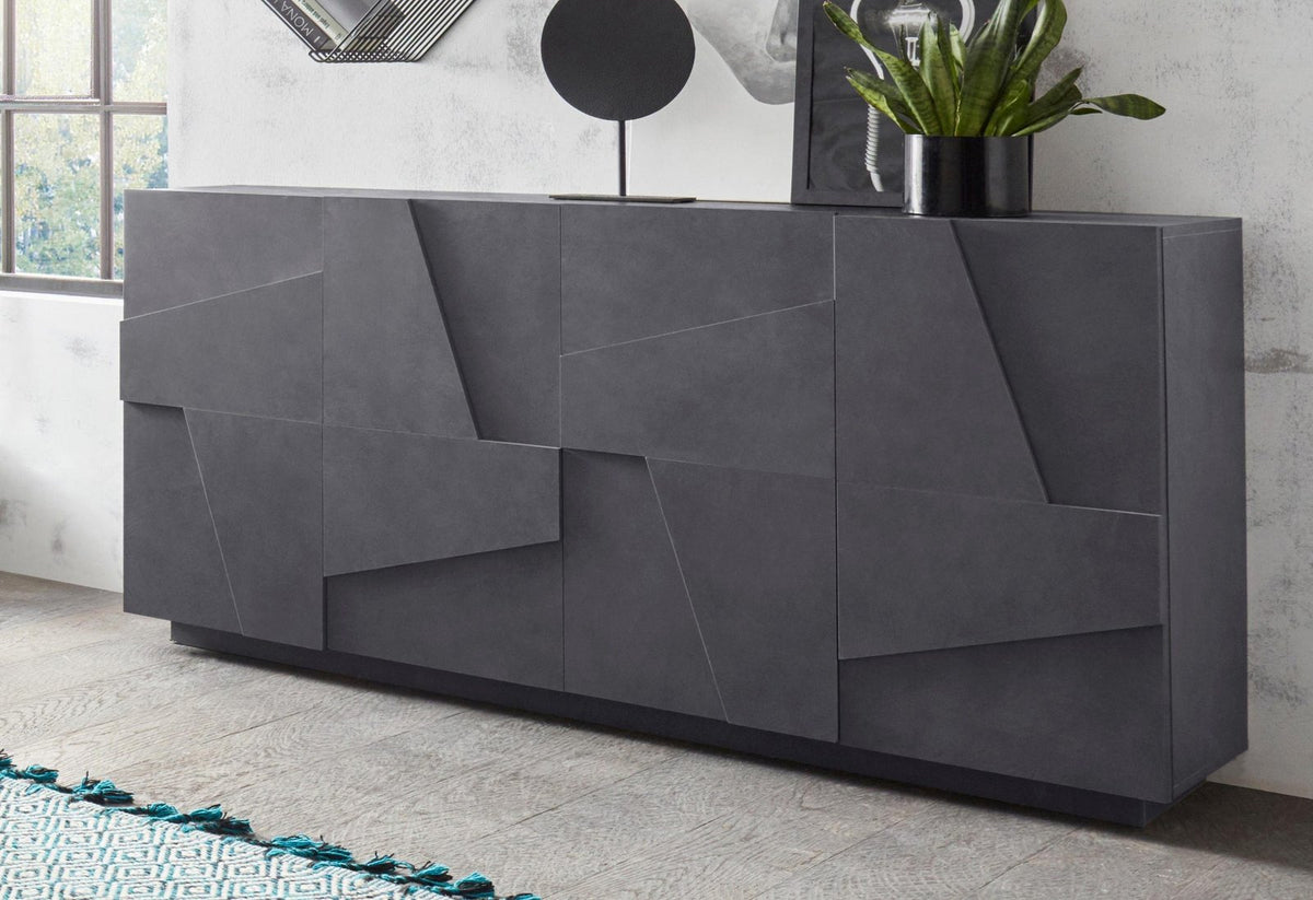 Credenza PULSE ardesia a quattro ante in ambiente interno, vista tre quarti con rilievi geometrici #colore_Ardesia