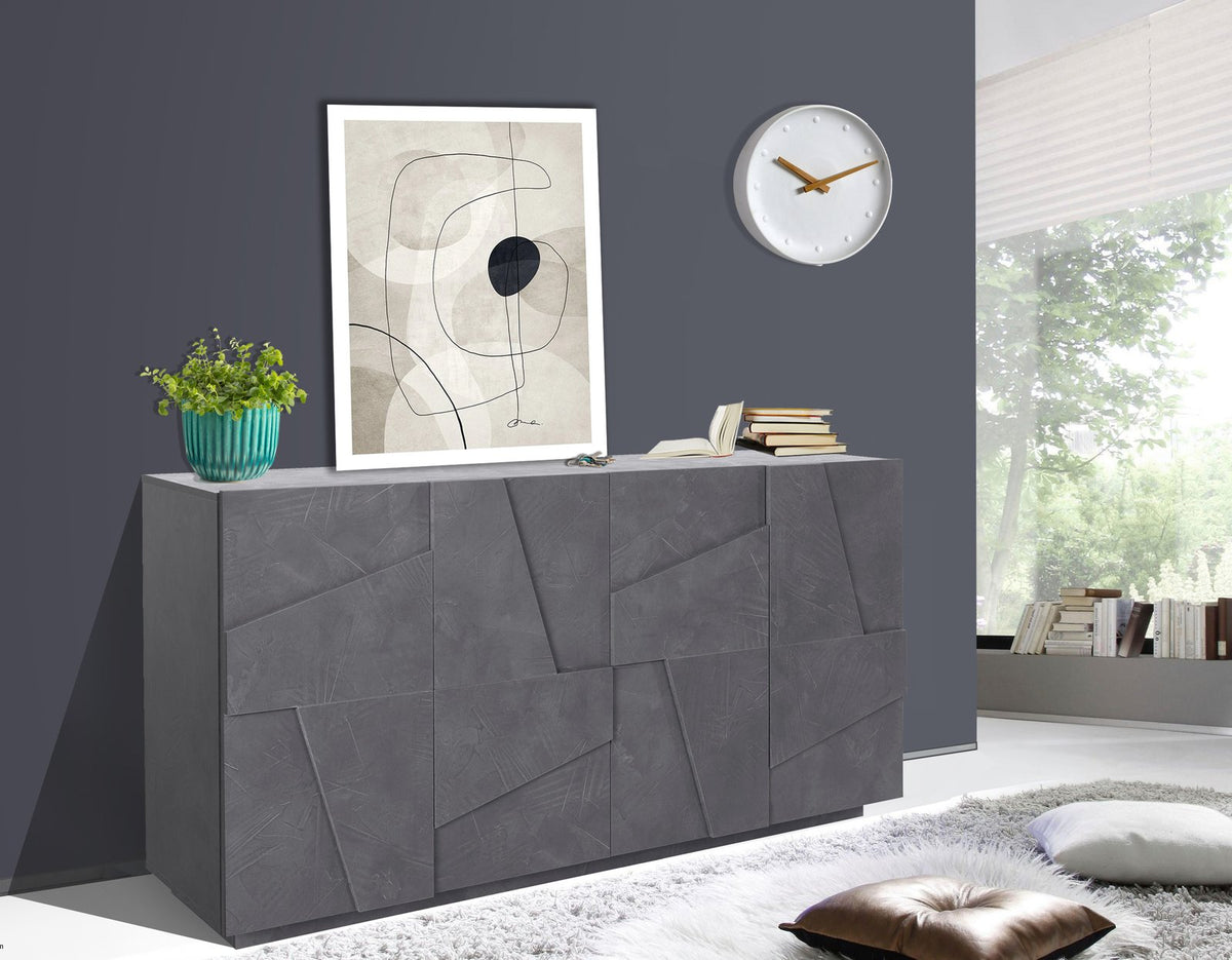 Credenza PULSE ardesia in ambiente con libri, vaso e cornice, dettaglio dei rilievi sulle ante #colore_Ardesia