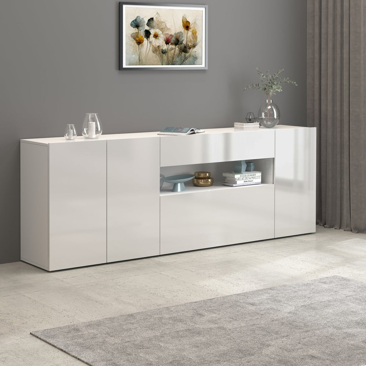 Credenza BASSA bianco opaco contro parete grigia, con quadro di fiori sopra