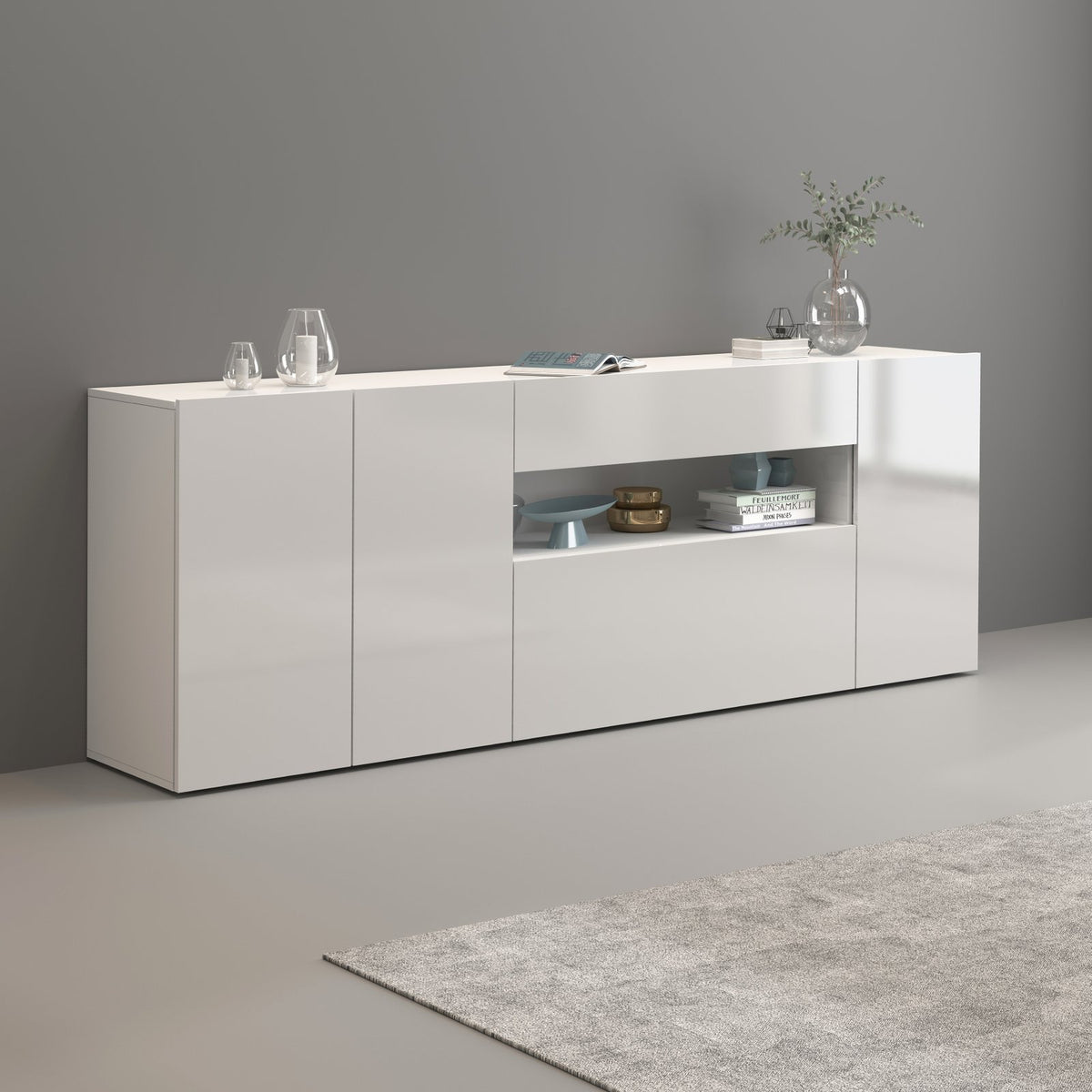 Credenza LAGUNA bianco opaco in ambiente, vano centrale a giorno con ciotole e libri