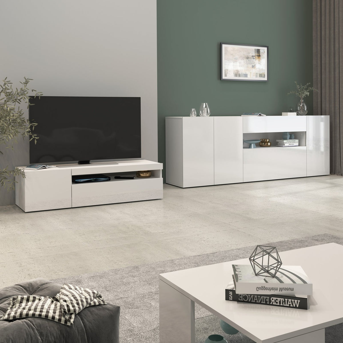 Credenza bianco opaco in soggiorno accanto a mobile TV, nicchia centrale a giorno