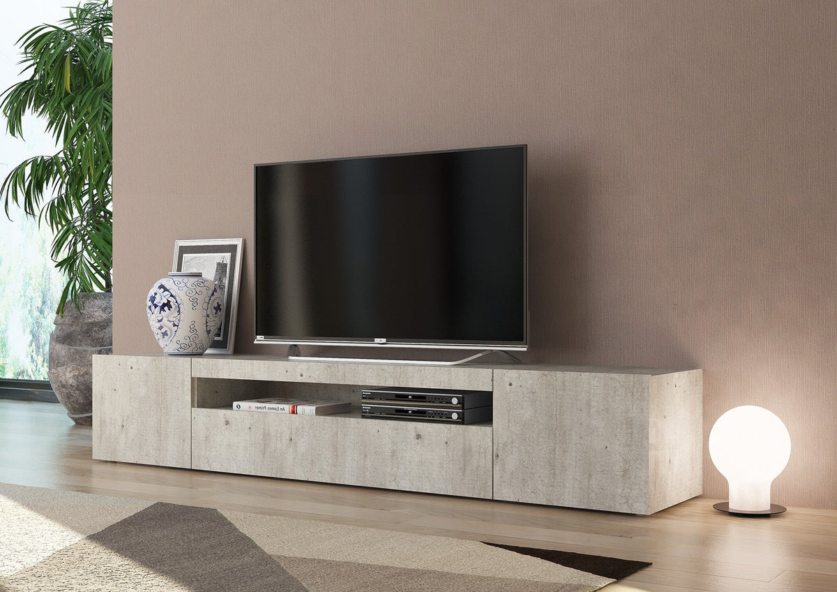 Porta TV FUSION effetto cemento in salotto con libri, DVD e lampada a globo #colore_Cemento