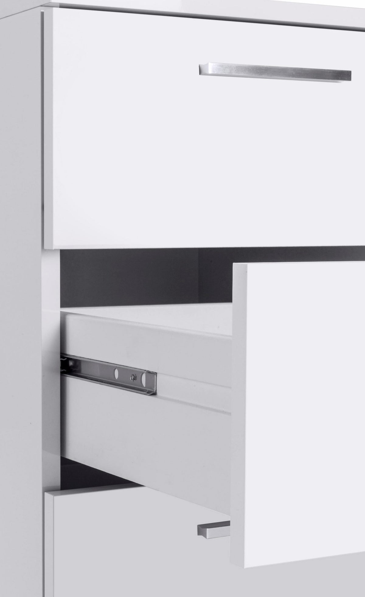 Dettaglio di cassetti NOVA bianchi con maniglie argento, uno centrale aperto con guide a sfera #colore_Bianco Lucido