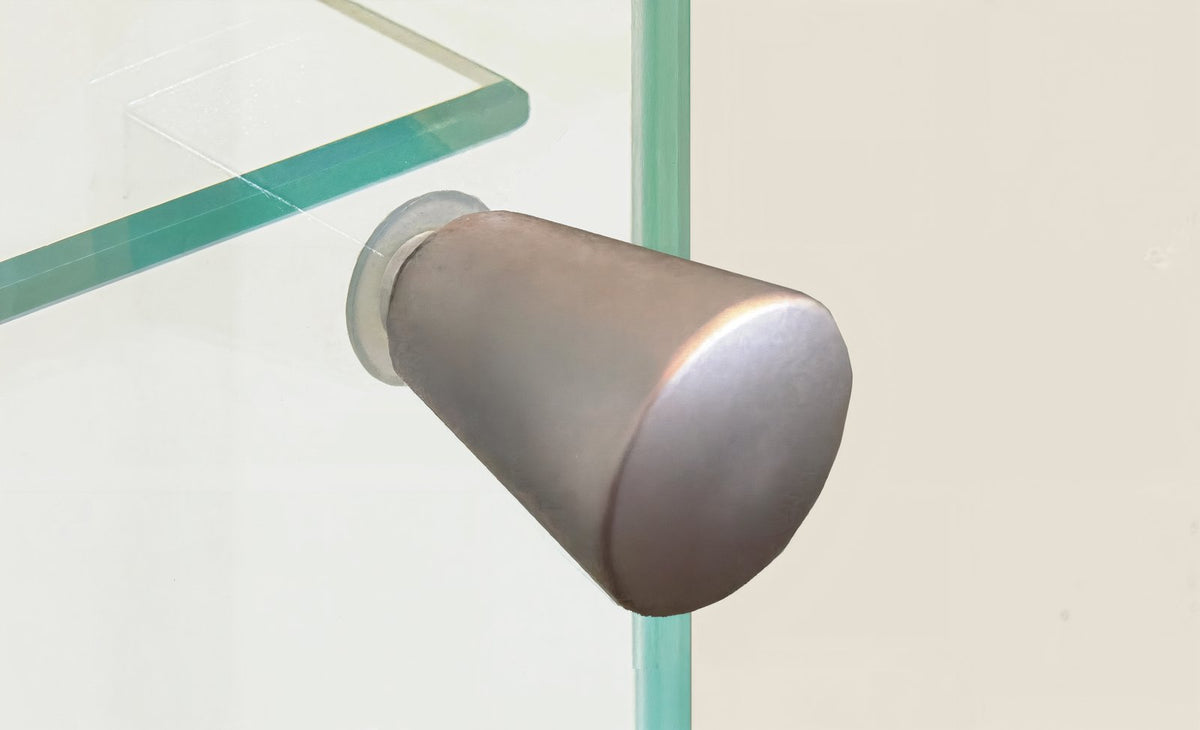 Primo piano del pomolo conico in metallo satinato di una vetrina STELLAR cashmere su vetro #colore_Cashmere