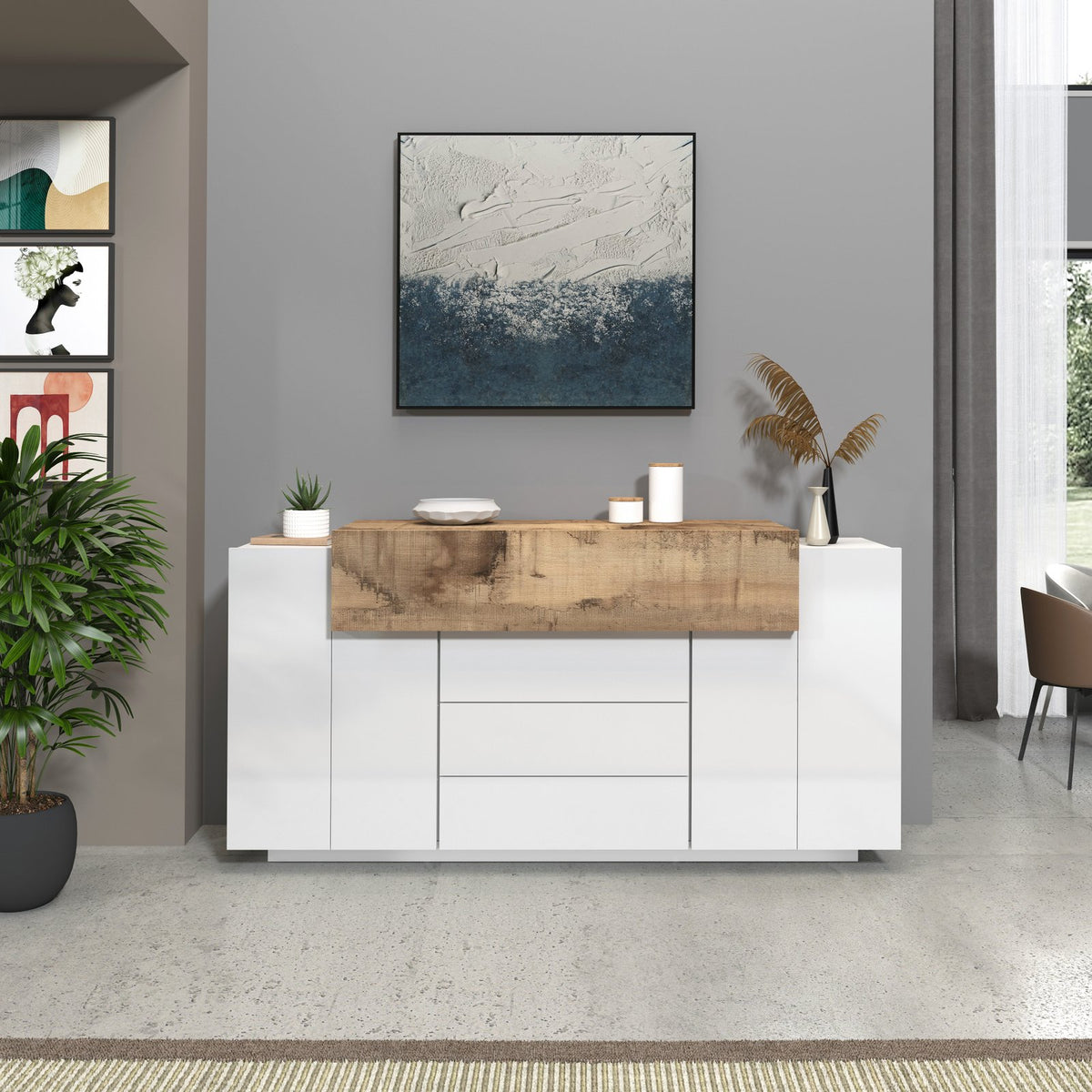 Credenza bianco opaco con fascia superiore in legno miele, in soggiorno con quadro astratto blu