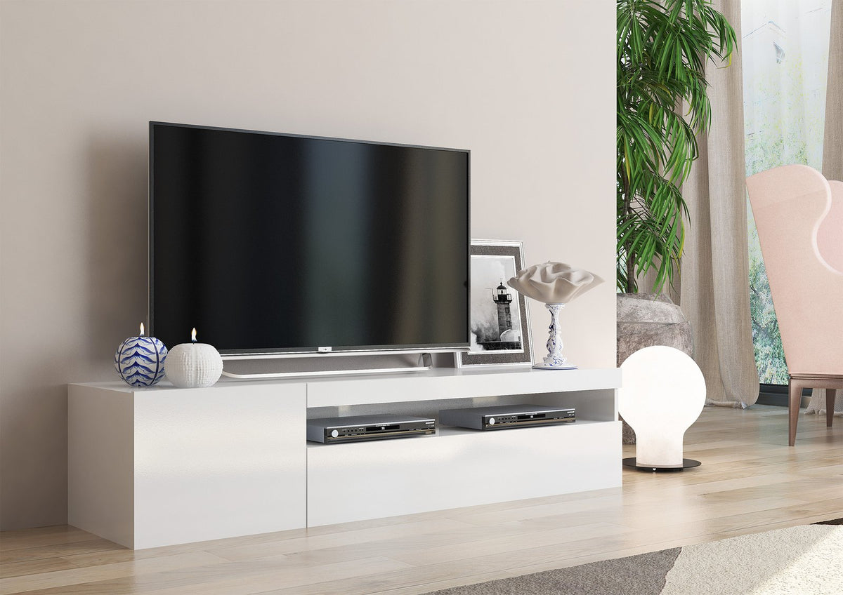 Porta TV FUSION bianco lucido in salotto con televisore sul piano e lettori nel vano #colore_Bianco Lucido