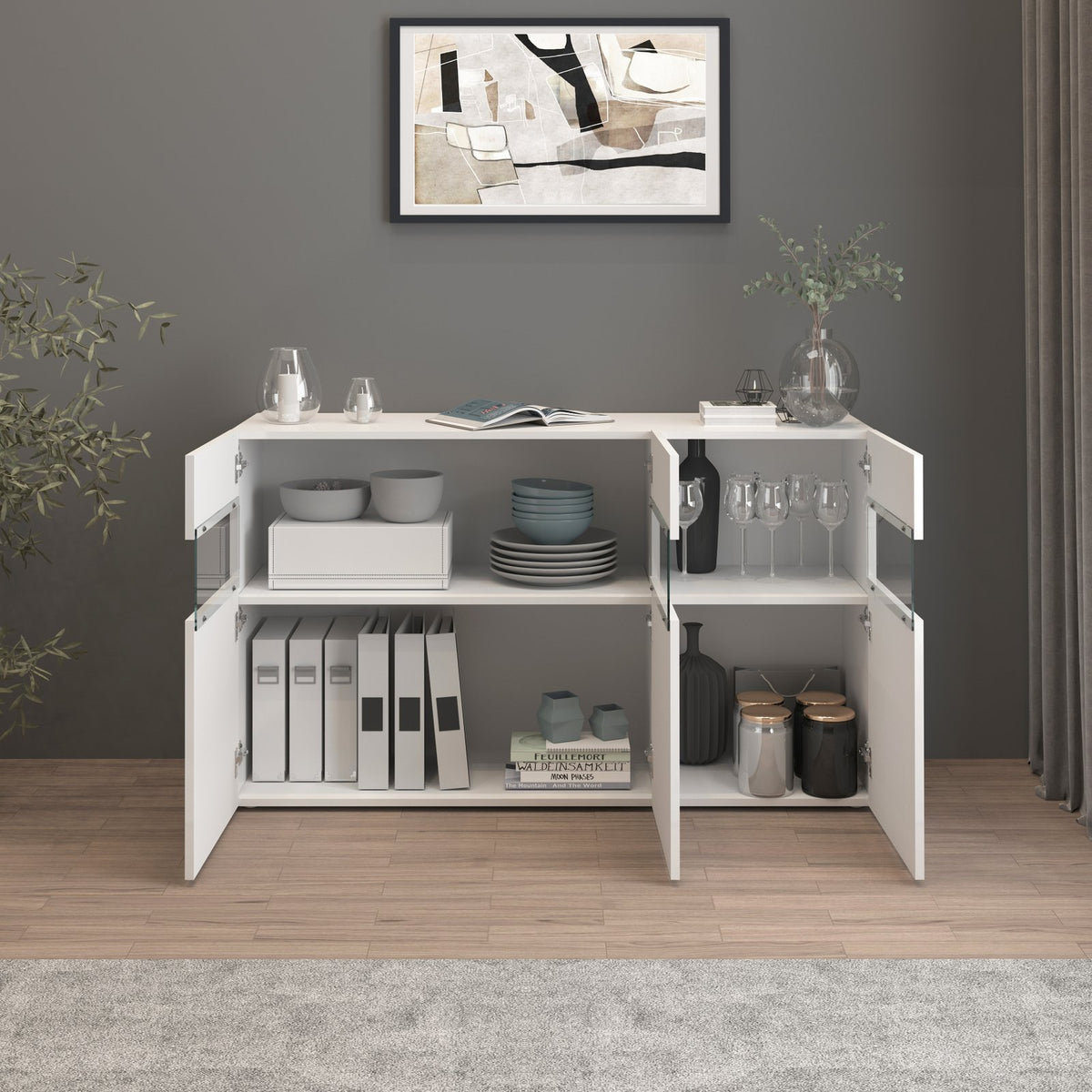 Credenza CREDENZA bianco opaco con due ante aperte in stanza, ripiani con piatti, libri e raccoglitori