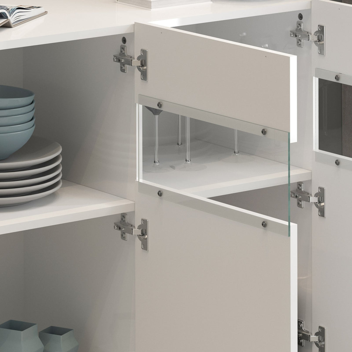 Dettaglio della credenza BORGO bianco opaco con anta sollevata e bicchieri