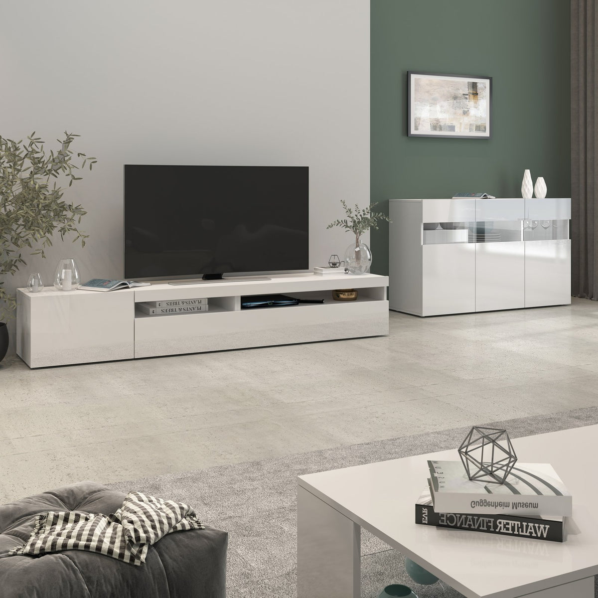 Credenza CREDENZA bianco lucido a destra in soggiorno, accanto a un mobile TV bianco opaco
