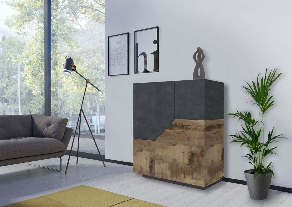 Credenza alta NEBULA antracite opaco in soggiorno con divano grigio e lampada da terra