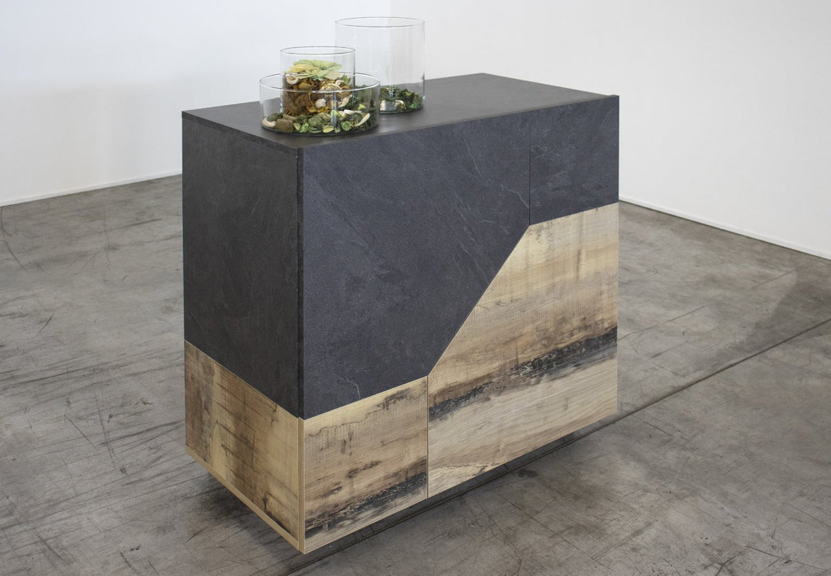 Credenza bassa NEBULA antracite opaco con ante a motivi geometrici e vasi in vetro sopra