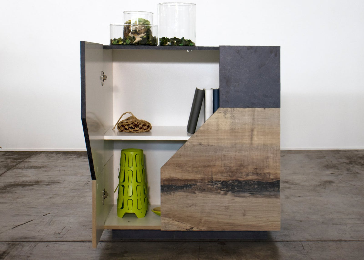 Credenza NEBULA antracite opaco con anta aperta e ripiani interni bianchi, vista frontale